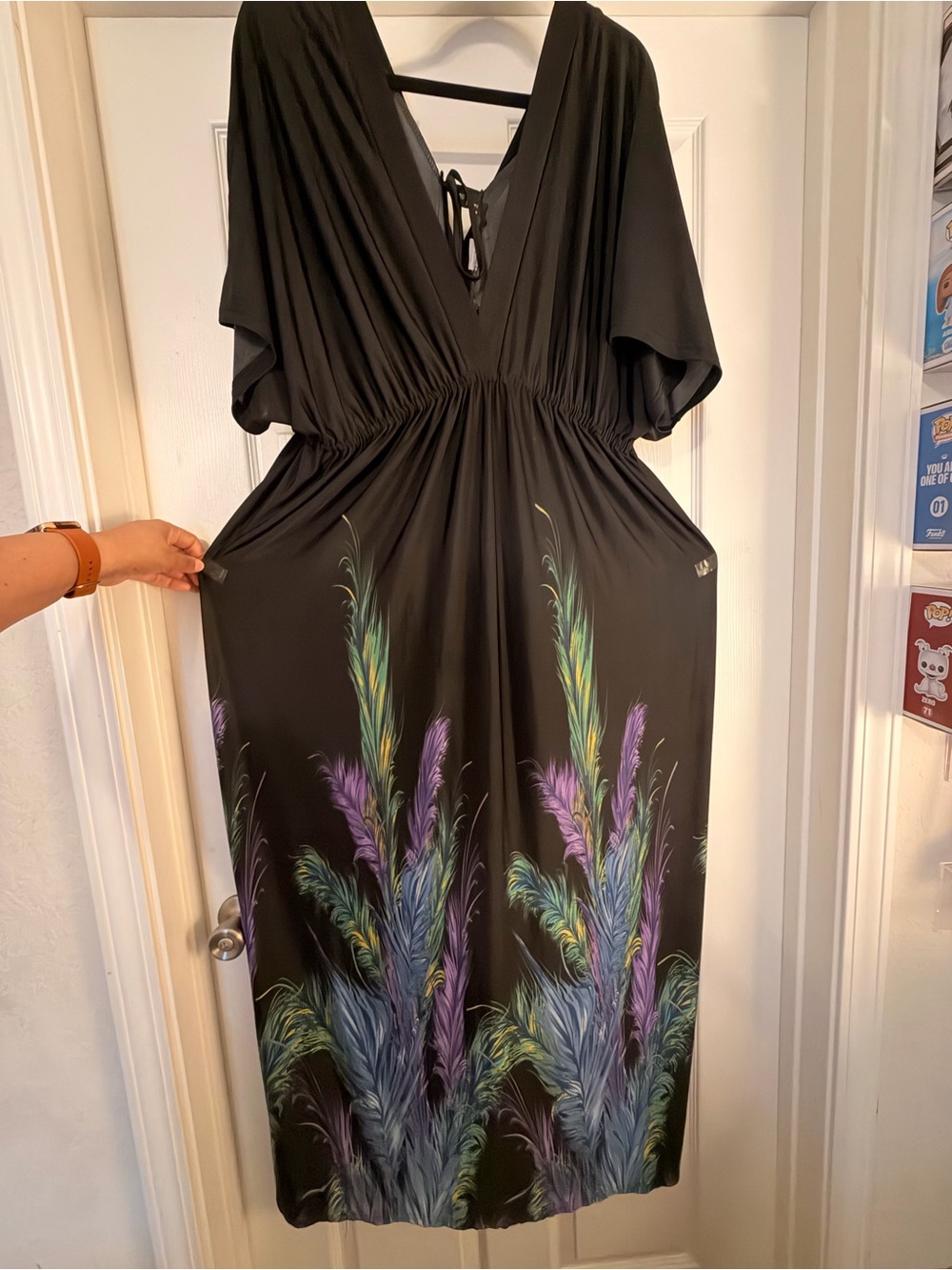 Wantdo V-Neck Black Maxi Dress with Purple, Blue and Green Feather Print
